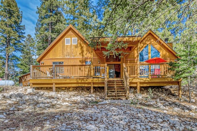 Peaceful & Private Cloudcroft Cabin with Deck!