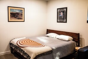 1 habitación, escritorio, tabla de planchar con plancha y wifi gratis 