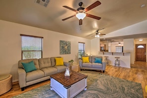 TV - 2 Mi to Goodyear Ballpark! 'Desert Beach House' (Goodyear)
