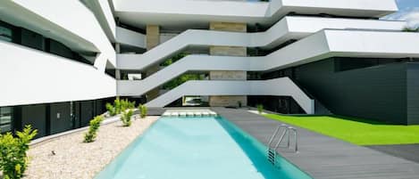 Een verwarmd zwembad