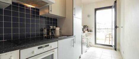 冷蔵庫、電子レンジ、オーブン、コンロ