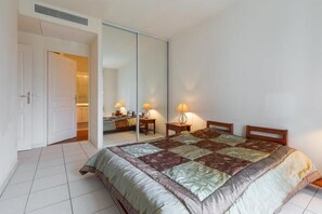 3 bedrooms, WiFi, bed sheets - Cannes centre 2mins from beach stunning 3-Bed Apt (Cannes)