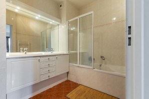 Baignoire, sèche-cheveux, serviettes fournies