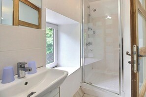 Shower, hair dryer, towels - Cottage - Sleeps 4 with Log Burner & Pet Friendly (Kerien)