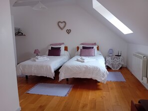 2 bedrooms, iron/ironing board, WiFi, bed sheets - House - Sleeps 4 with Log Burner & Pet Friendly (Kerien)