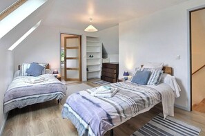 2 bedrooms, iron/ironing board, WiFi, bed sheets - Cottage - Sleeps 4 with Log Burner & Pet Friendly (Kerien)