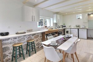 Fridge, microwave, oven, stovetop - Cottage - Sleeps 4 with Log Burner & Pet Friendly (Kerien)