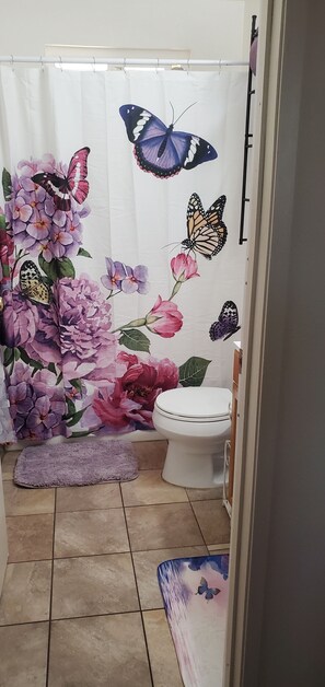 Combined shower/bathtub, hair dryer, towels, soap