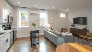 Un espacio habitable moderno con cocina, comedor y zona de estar.