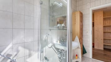 Bañera, secador de pelo, toallas