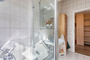 Bathtub, hair dryer, towels - Comfortable and lovely one-room apartment with balcony, mountain view and Wi-Fi (Bernau am Chiemsee)