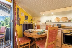 Fridge, oven, stovetop, coffee/tea maker - Comfortable and lovely one-room apartment with balcony, mountain view and Wi-Fi (Bernau am Chiemsee)