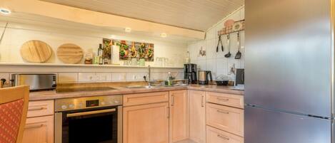 Kjøleskap, ovn, kokeplater og kaffetrakter/tekoker