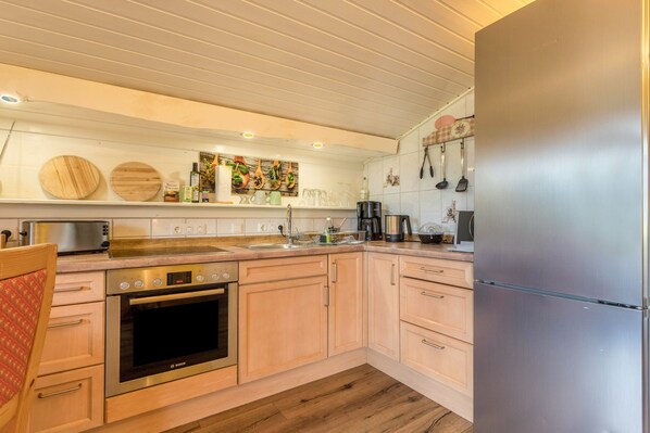 Refrigerador, horno, parrilla de estufa y cafetera y tetera