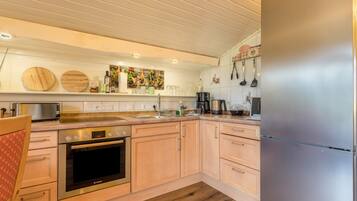 Kühlschrank, Ofen, Herdplatte, Wasserkocher mit Kaffee-/Teezubehör