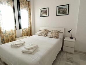 3 chambres, fer et planche à repasser, accès Internet, draps fournis