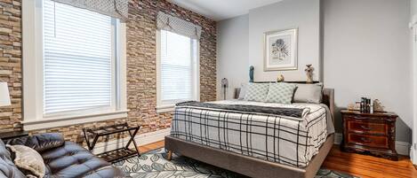 2 chambres, bureau, fer et planche à repasser, lit parapluie