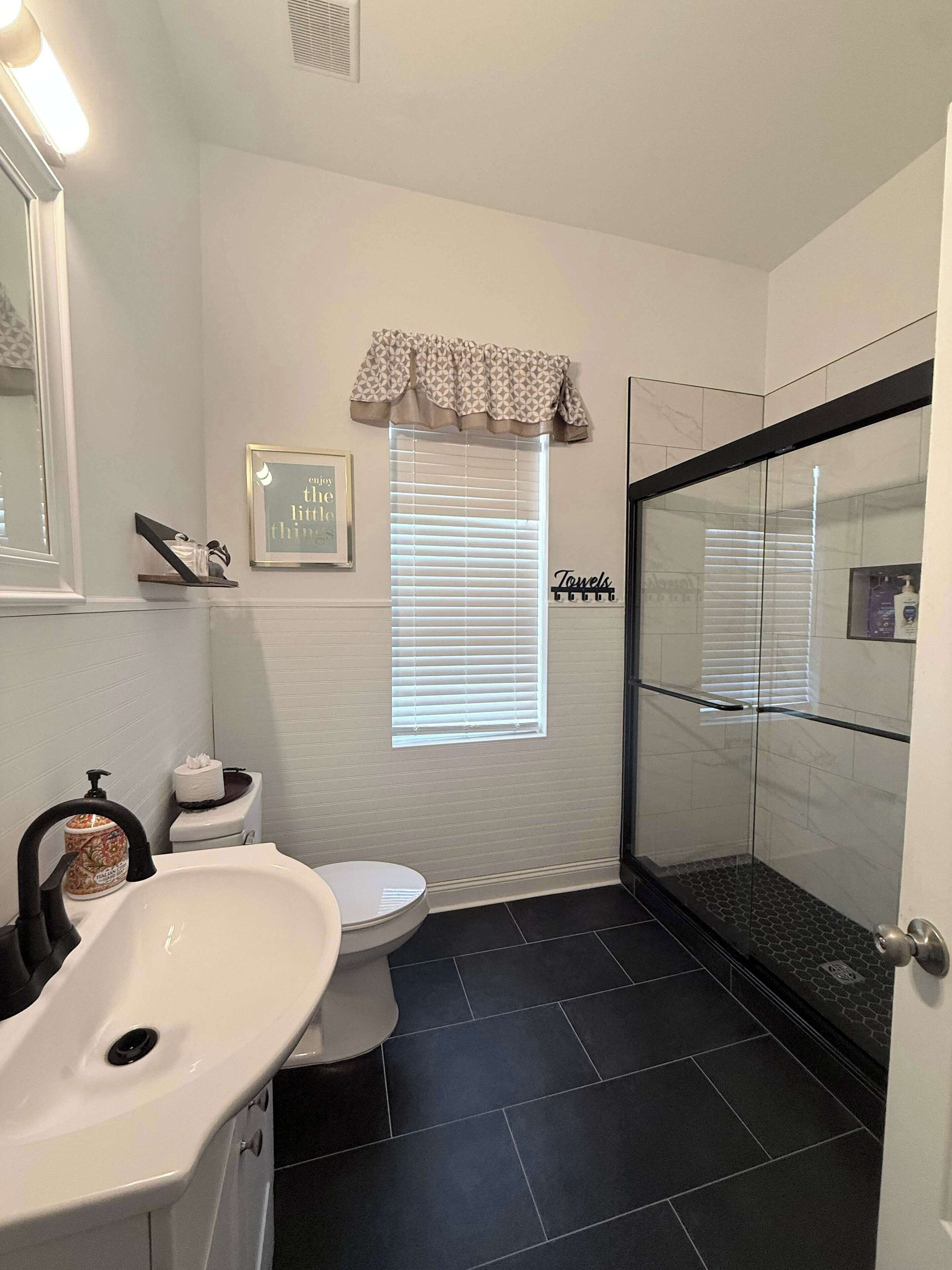 Badekar, hårtørrer, håndklæder, Shampoo