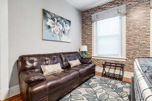 Een televisie, boeken en een kantoor