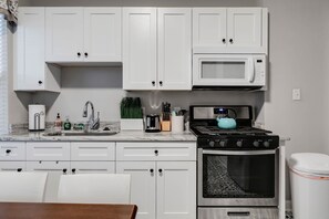 Een koelkast, een magnetron, een oven, een kookplaat