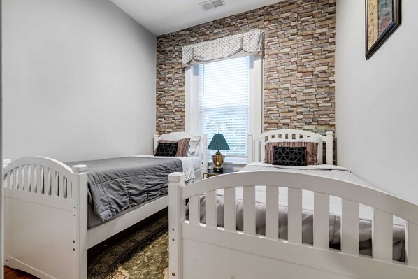 2 Schlafzimmer, Schreibtisch, Bügeleisen/Bügelbrett, Reisekinderbett