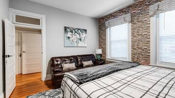 2 habitaciones, escritorio y tabla de planchar con plancha