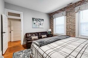 2 soverom, skrivebord, strykejern/-brett og reiseseng for barn