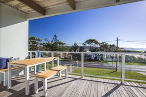 Outdoor dining - Seaside at Seven, Dolphin Point (Dolphin Point)
