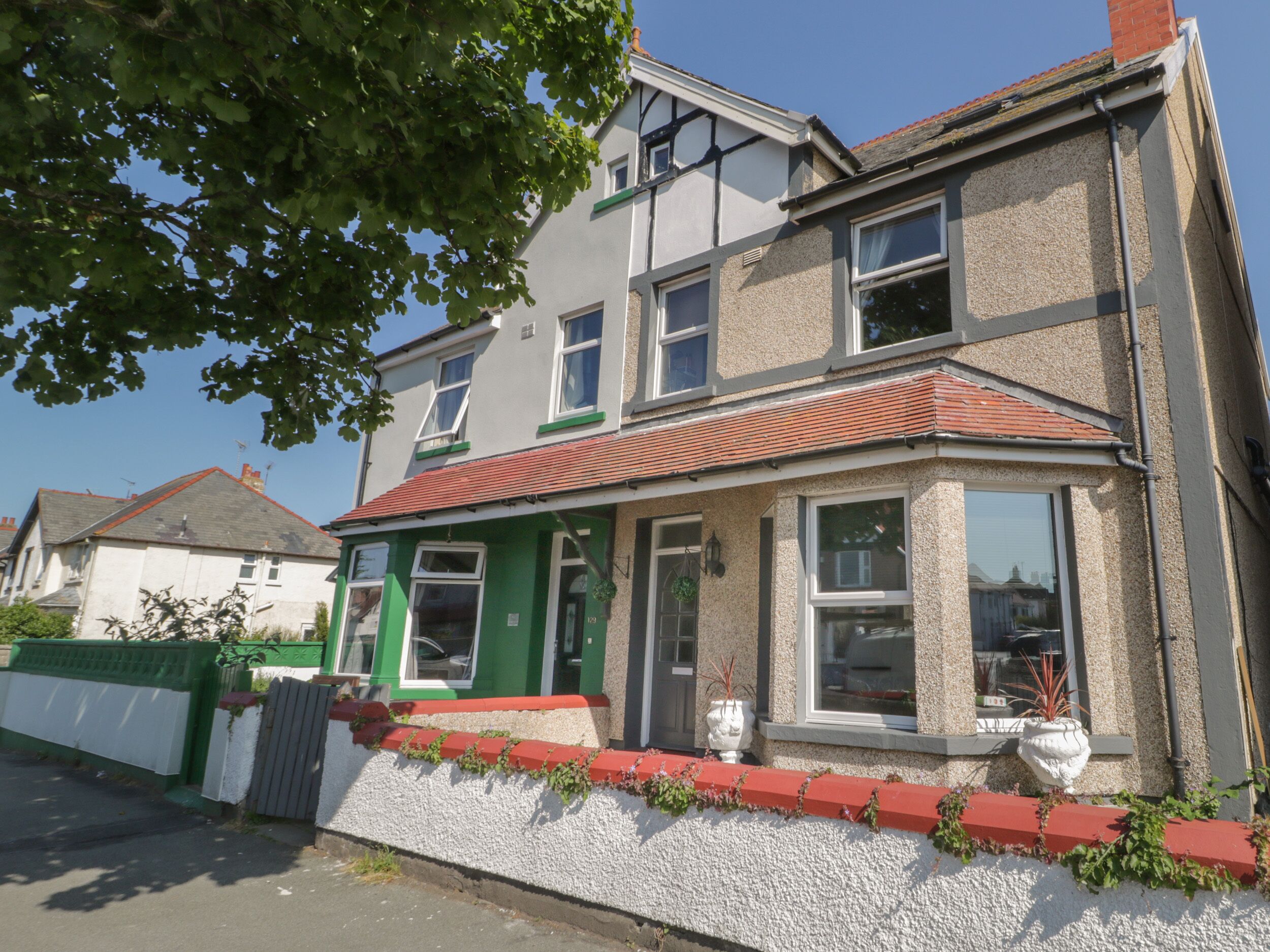 131 TRINITY AVENUE, pet friendly, luxury holiday cottage in Llandudno