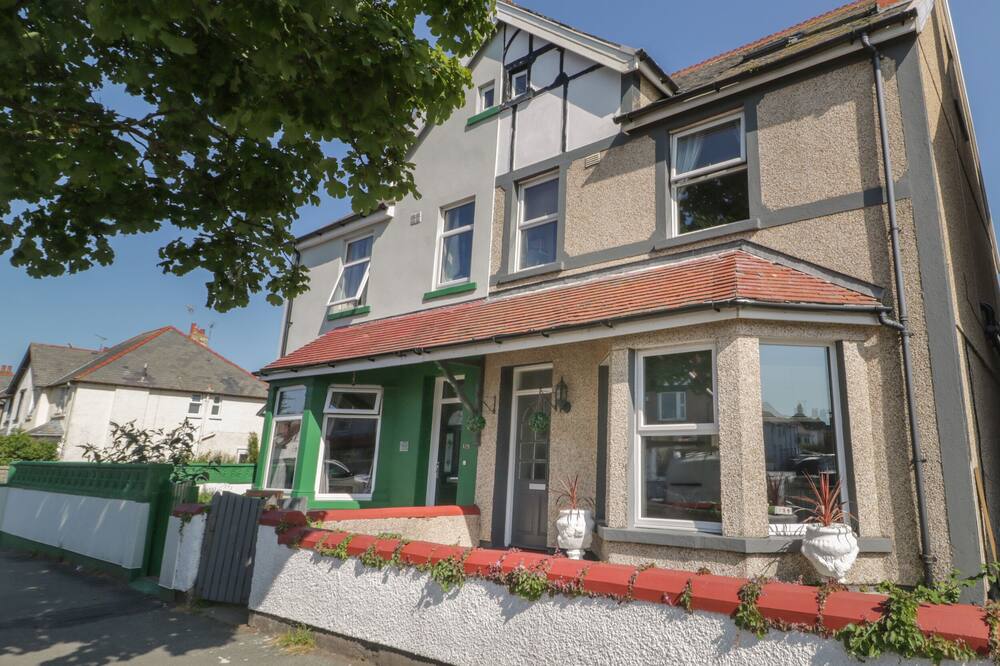 131 TRINITY AVENUE, pet friendly, luxury holiday cottage in Llandudno