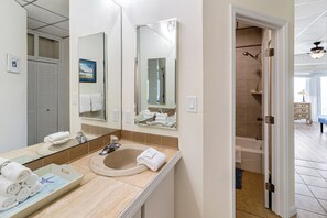 Kombinert dusj/badekar og håndklær