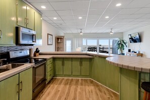Fridge, microwave, oven, stovetop - Panoramic Ocean & Tybee Pier Views | Rooftop Deck (Tybee Island)