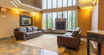 1 bedroom / 1 bathroom Suite, Pool, Ski in/Ski out on Blackcomb Mountain, A/C in living room