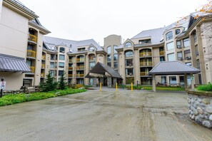 Exterior - 1 bedroom / 1 bathroom Suite, Pool, Ski in/Ski out on Blackcomb Mountain, A/C in living room (Whistler)