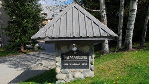 Edificio in pietra con tetto in metallo, con la scritta "THE MARQUISE 4809 SPEARHEAD DRIVE".