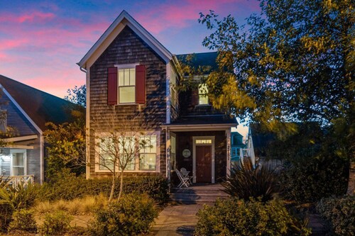 Incredible Olivia Beach Escape, Sunken Hot Tub, Deck, BBQ, Next to Park, Short Walk to Beach
