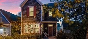 Incredible Olivia Beach Escape, Sunken Hot Tub, Deck, BBQ, Next to Park, Short Walk to Beach