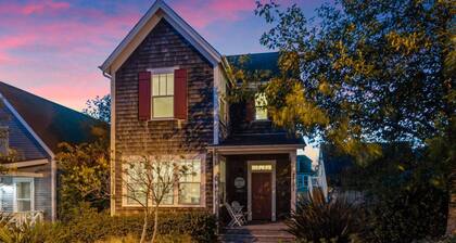 Incredible Olivia Beach Escape, Sunken Hot Tub, Deck, BBQ, Next to Park, Short Walk to Beach