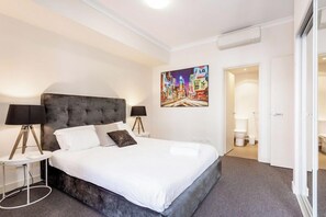 2 habitaciones, cortinas blackout y tabla de planchar con plancha