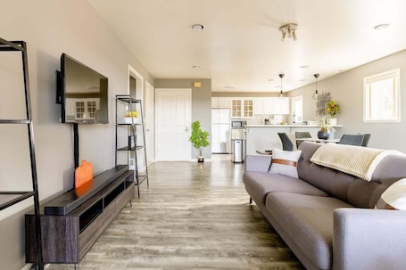 Smart TV, stereo, computer monitors. Relaxing getaway near downtown ★ With hammock, and bocce ball