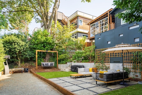 Terrace/patio. Relaxing getaway near downtown ★ With hammock, and bocce ball
