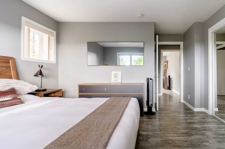 2 bedrooms, desk, iron/ironing board, free WiFi. Relaxing getaway near downtown ★ With hammock, and bocce ball