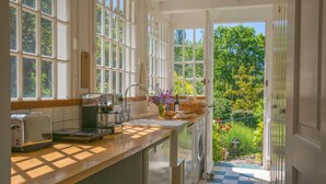 A kitchen with a window, a sink, a washing machine, and a countertop. - Country house with views and swimming pool (Duravel)