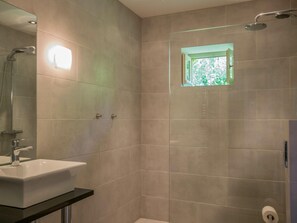 Combined shower/bathtub