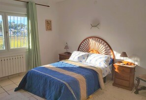 4 makuuhuonetta, silitysrauta/-lauta, ilmainen Wi-Fi, vuodevaatteet