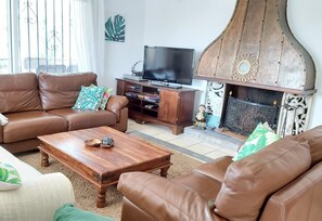 TV, peis, DVD-spiller og stereoanlegg