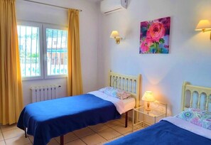 4 makuuhuonetta, silitysrauta/-lauta, ilmainen Wi-Fi, vuodevaatteet