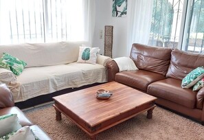 TV, peis, DVD-spiller og stereoanlegg