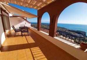 Outdoor dining - Pet-friendly Apartment Casa Panorama with Sea View, Pool, A/C, Wi-Fi & Terrace (Benitachell)