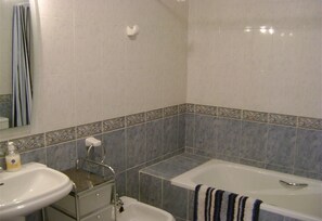 Bathtub, hair dryer, towels - Pet-friendly Apartment Casa Panorama with Sea View, Pool, A/C, Wi-Fi & Terrace (Benitachell)